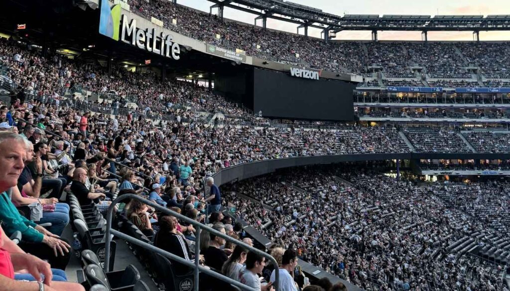 Como assistir ao um jogo de futebol americano em Nova York: O Metlife Stadium Lotado para um jogo da NFL