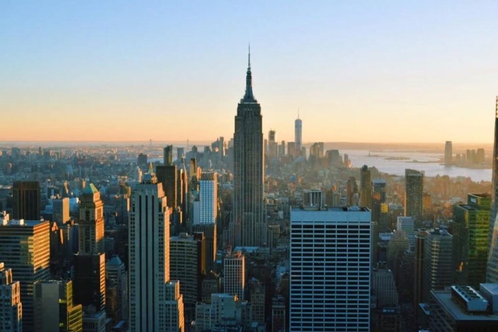 O Empire State se destaca no Skyline de Nova York Edifícios Famosos