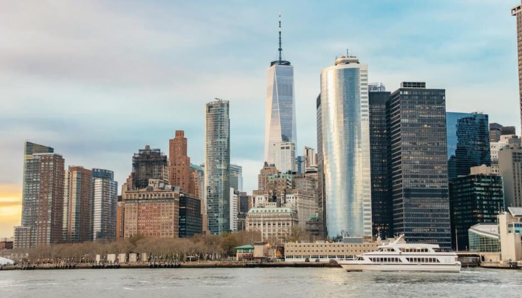 Skyline de Downtown Manhattan antes do anoitecer durante o Passeio de Barco Luzes do Porto