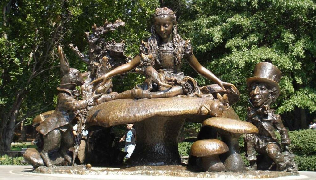 A whimsical scene of Alice from the classic tale "Alice's Adventures in Wonderland" set in a lush, dreamlike Central Park. In the foreground, a detailed bronze statue of Alice, her dress flowing, curiously gazing down at a white rabbit with a pocket watch. The middle ground features a enchanting Alice-themed garden, with vibrant flowers, mushrooms, and whimsical topiary. The background depicts a sun-dappled Central Park landscape, with towering trees, a winding path, and the iconic skyline of New York City in the distance. The entire scene is bathed in a warm, magical light, capturing the sense of wonder and enchantment that permeates the story of Alice's adventures. Escultura Alice no Pais das Maravilhas