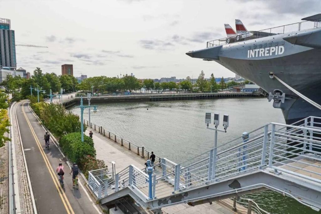 hudson river O USS Intrepid no pier 86 do Hudson River