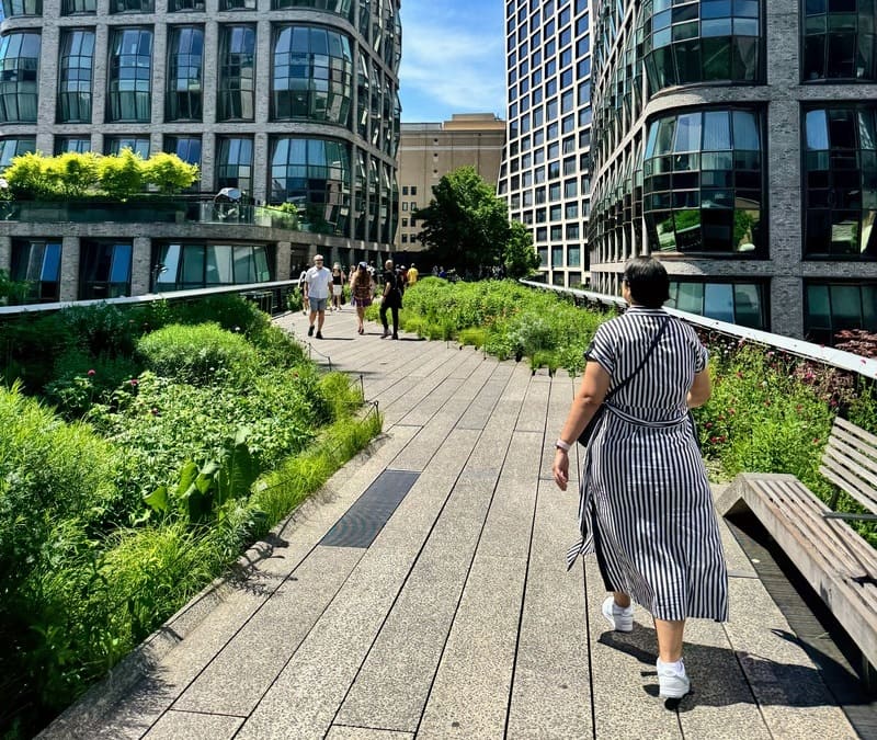 eu caminhando no high line em dia de sol