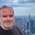 Robson, Editor do Vamos pra Nova York, com foto em Nova York,, reforçando a experiência em grandes centros de viagem