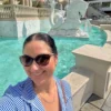Bruna Moreira, Autora Principal, na icônica Fonte do Bellagio em Las Vegas, comprovando a experiência e paixão por destinos globais