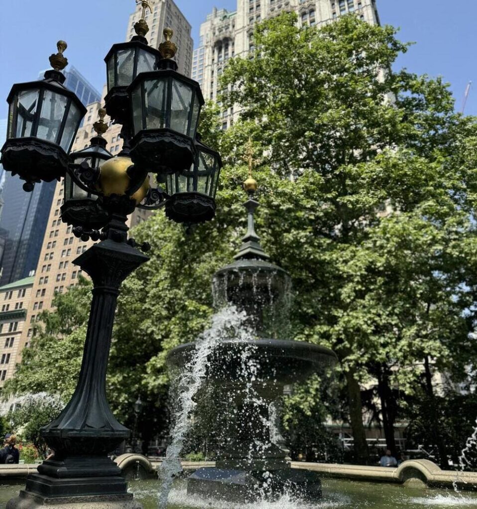 explorando downtown nova york - foto autoral de poste de ilumina~]ao estilo antigo na fonte da praça da prefeitura de nova york