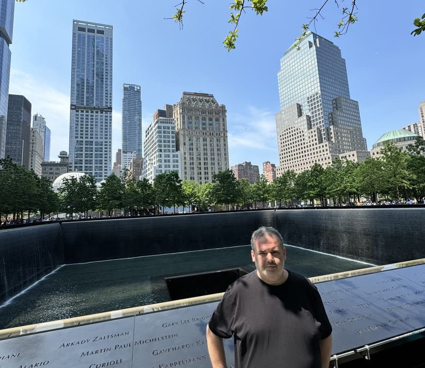 foto do autor em frente a uma das piscinas do memorial 11 de setembro - foto autoral