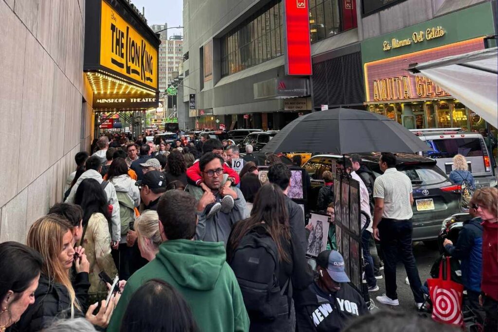fila na entrada do teatro da broadway fila na entrada do teatro da broadway