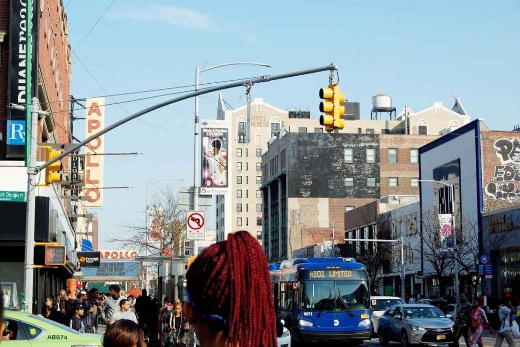 Rua movimentada em Harlem, Nova York