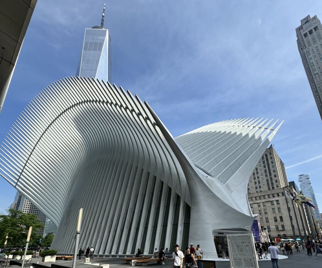 Estação Oculus e o topo do One World Trade Center, principal hub de transporte para o Memorial 11/09, foto autoral para o guia de logística.