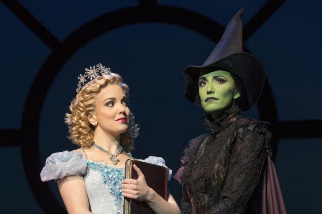 comparação plataformas ingressos broadway cena do musical Wicked