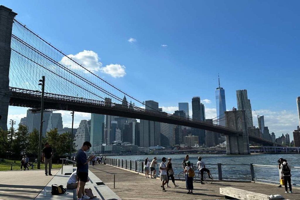 Dumbo no brooklyn com vista para a brooklyn bridge e o skyline do financial district com destaque ao One World Trade Center - foto autoral