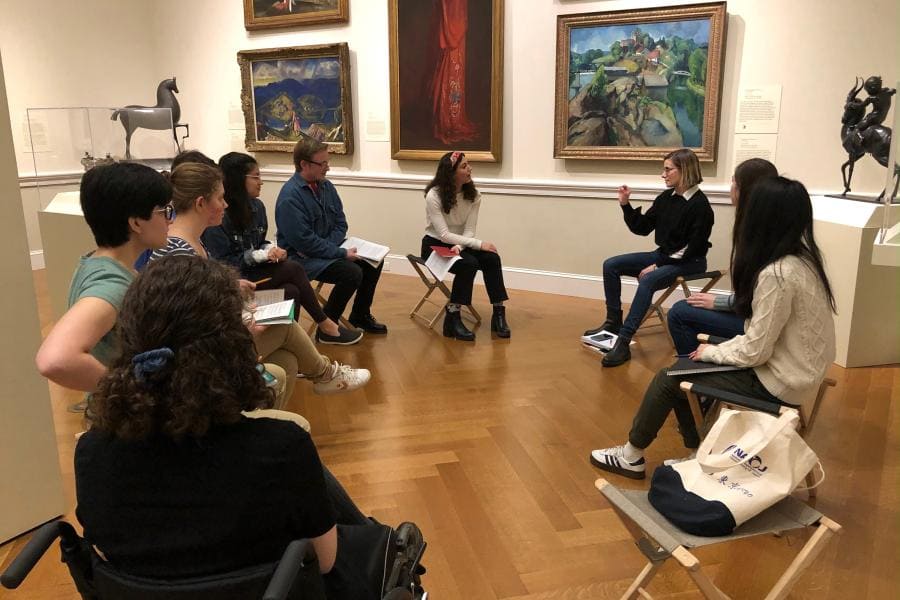 Pessoas diversas participando de atividades culturais e educacionais em museus e centros culturais gratuitos em Nova York