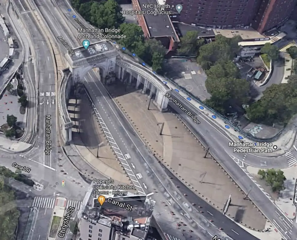 Acesso de pedestres a Manhattan Bridge pela canal St. em Manhattan