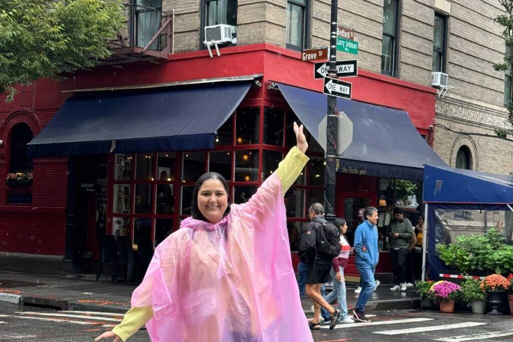 fotos friends nova york Eu em setembro de 2023 (1 mês antes da morte de Mathew Perry) em frente ao prédio de Friends