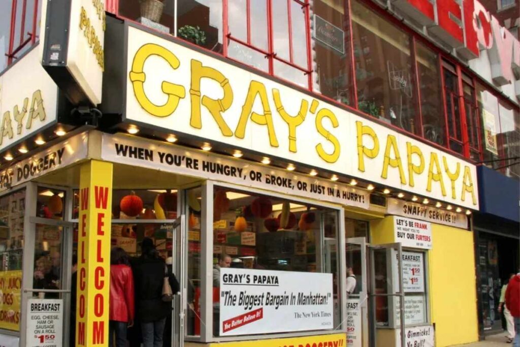 gray's papaya era uma das paradas de Anthony Bourdain em manhattan