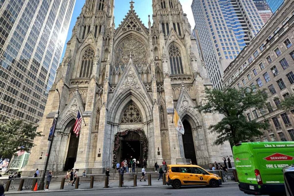 Construção histórica da catedral exterior da st. patrick's cathedral - foto autoral
