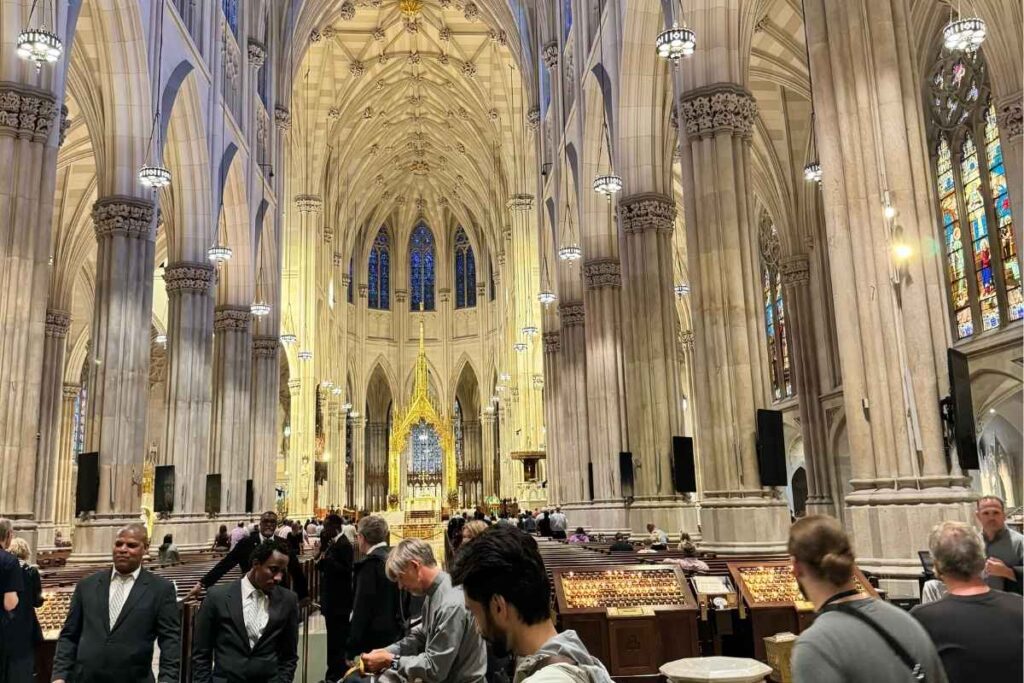 Interior da catedral neogótica Interior da catedral neogótica - foto autoral