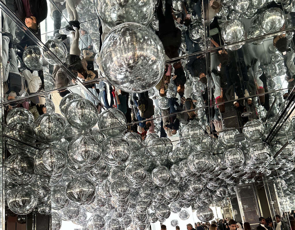 As bolas Metalizadas na Sala Affinity - foto autoral