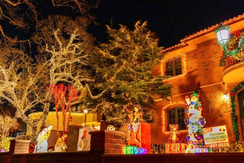 Rua residencial em Dyker Heights, Brooklyn, decorada com luzes de Natal,