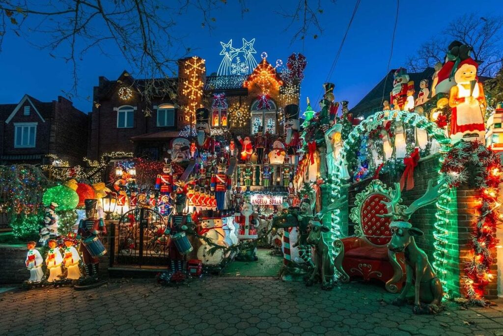 Residência em Dyker Heights, Brooklyn, decorada com luzes e enfeites de Natal,