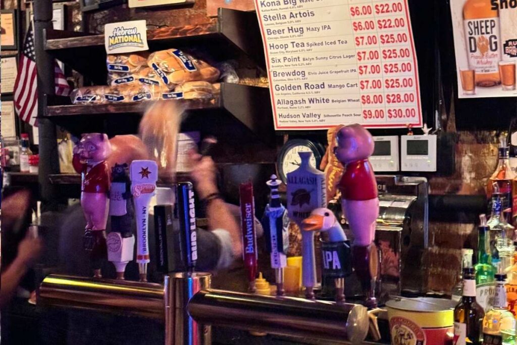 balcão de serviço do Rudy's Bar & Grill - foto autoral