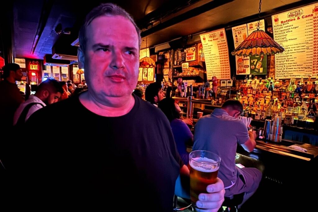 Eu tomando uma cerveja barata no Rdy's - foto autoral