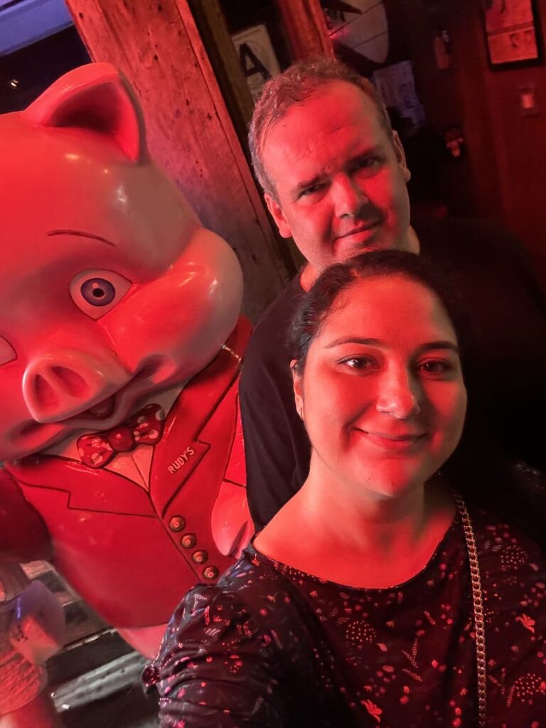 autor e esposa com o porco símbolo do bar - foto autoral