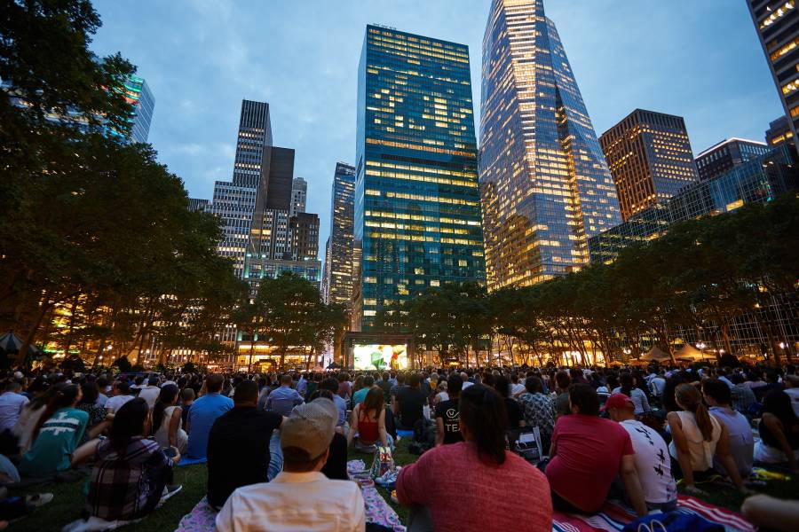 Pessoas assistindo a um filme ao ar livre no Bryant Park durante uma noite de verão. - foto bryantpark.org