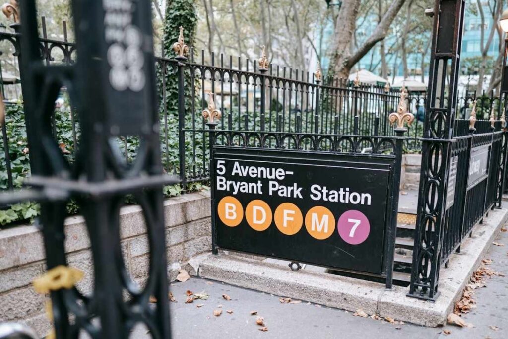 Estação de metrô no Bryant Park