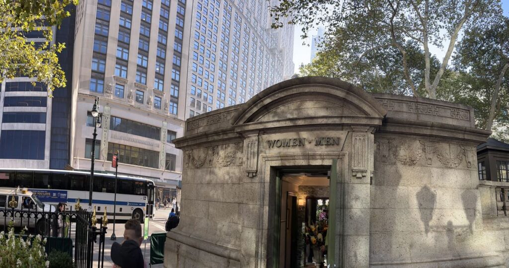 Os banheiros do Bryant Park tem flores e música clássica, e são considerados os melhores de Nova York - foto autoral