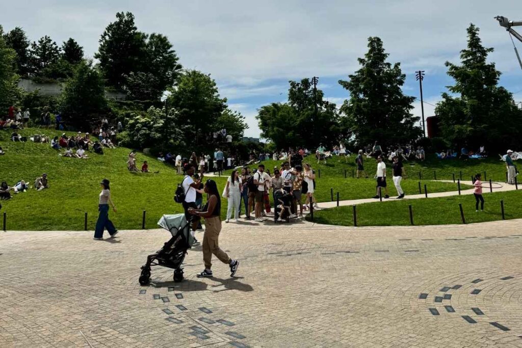 Little Island NYC: Parque verde e florido com pessoas caminhando e relaxando -  - foto autoral