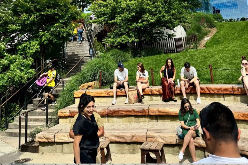 Vista da Little Island com jardins verdes, trilhas com pessoas caminhando - foto autoral