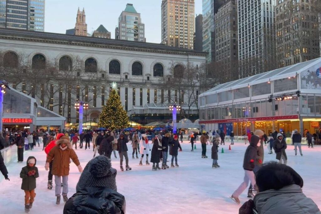 Cena do Bryant Park mostrando pessoas praticando patinação no gelo