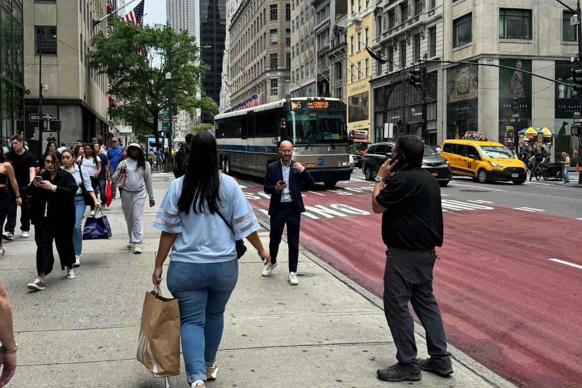 Eu fazendo compras na quinta avenida, próximo à St. Patrick's Cathedral, em maio de 2024 - foto autoral