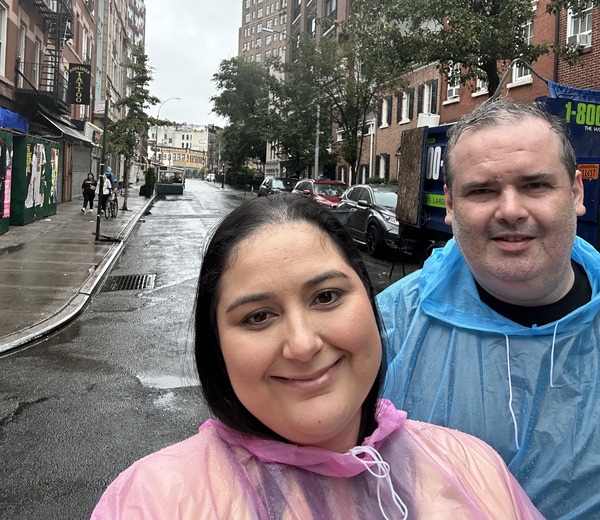 Eu e a Bruna na Jones Street, local da capa do álbum de Bob Dylan