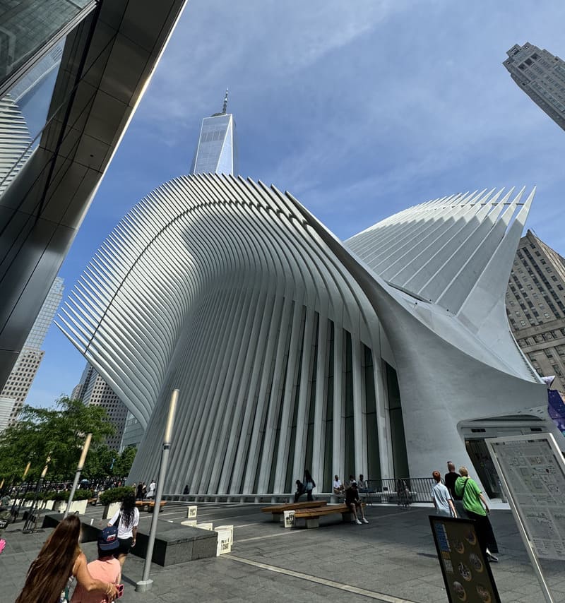 Complexo do World Trade Center em NY: Estação WTC (Oculus), com o One Word Trade Center ao fundo e Memorial à esquerda - foto autoral