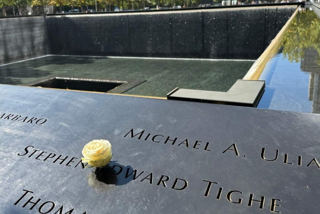 Rosa branca sobre o nome da vítima indicando que é a data de seu aniversário - foto autoral