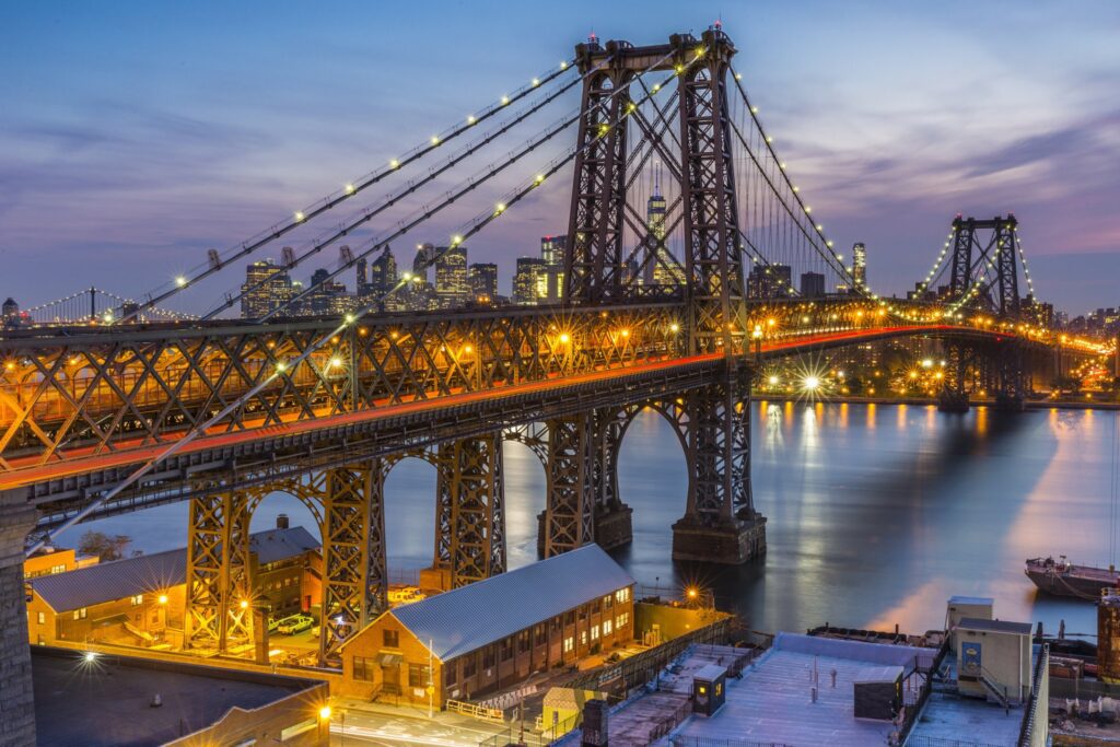 vista da williamsburg bridge iluminada com skyline de manhattan