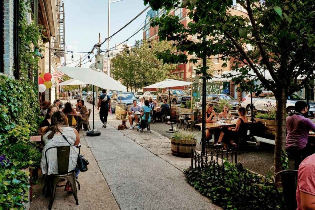 restaurante com mesas na calçada em williamsburg