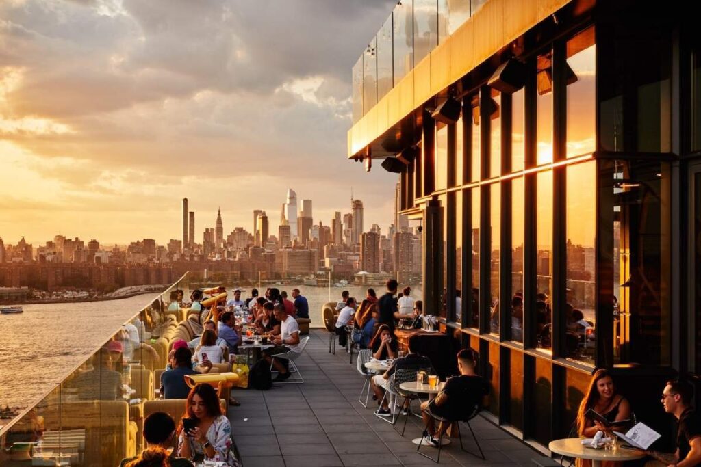 rooftop bar com vista para o skyline de manhattan
