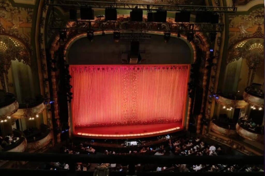 palco do new amsterdam theatre, espetáculo da broadway aladdin
