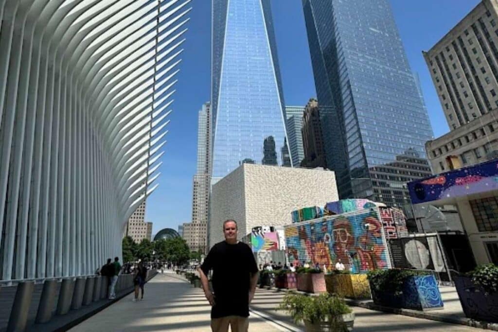 foto do autor ao lado da estação oculus com o one world trade center ao fundo